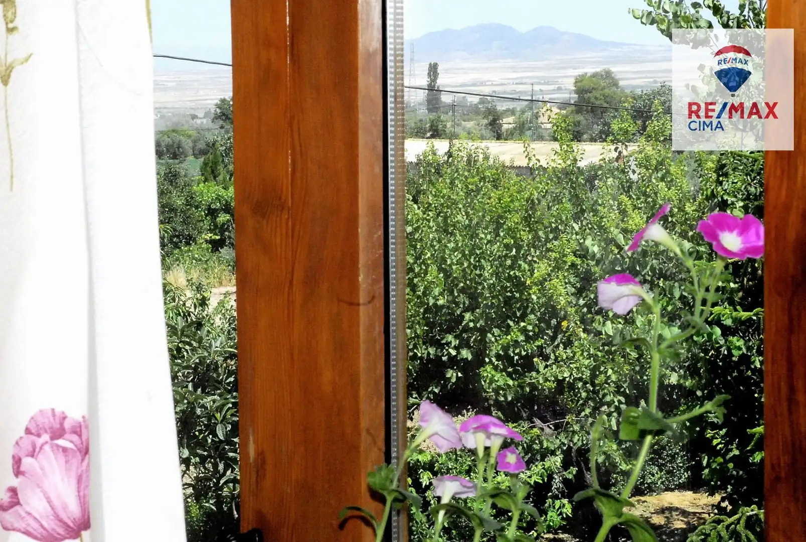 Jardí de Casa o xalet en venda en Baza amb Aire condicionat, Calefacció i Jardí privat