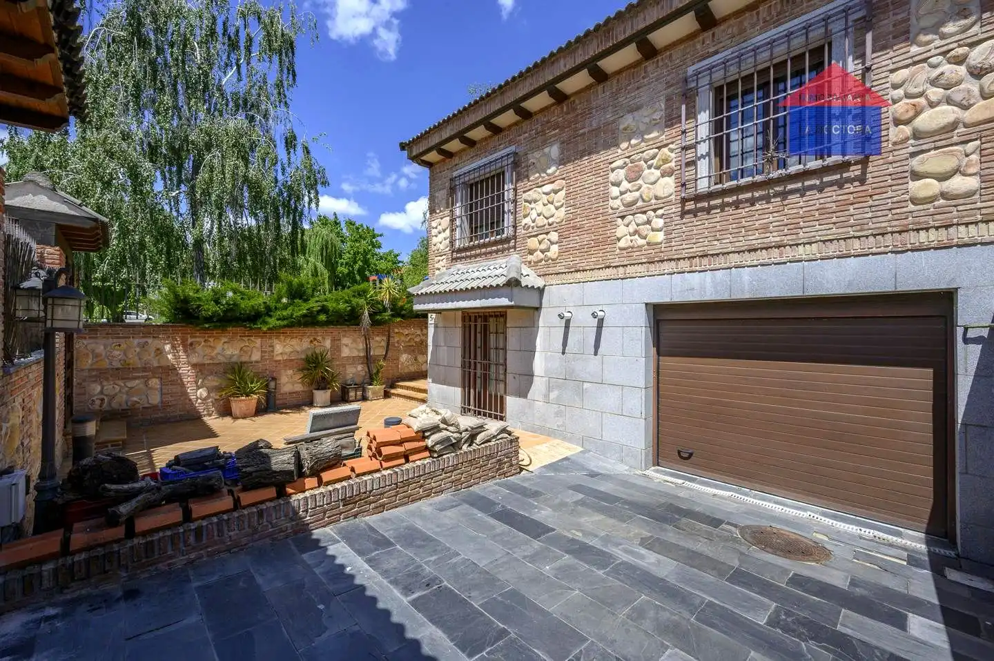Vista exterior de Casa adosada en venda en Navalcarnero amb Aire condicionat, Calefacció i Jardí privat