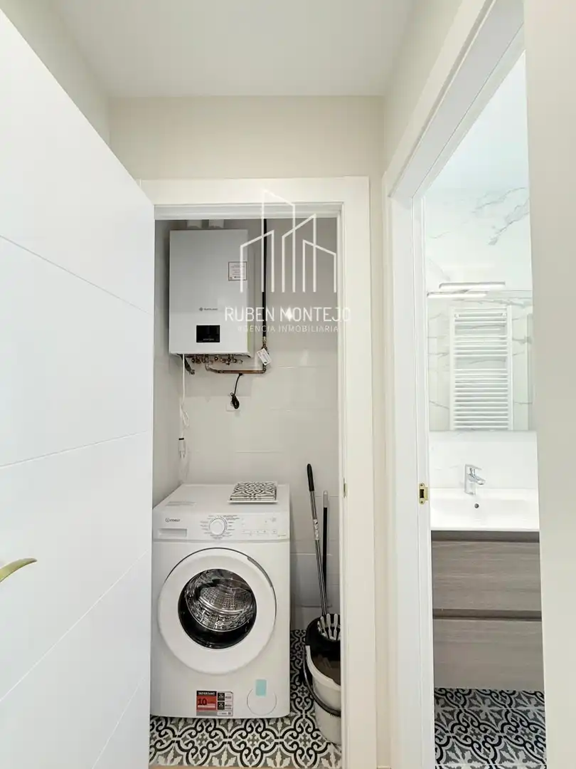 Bathroom of Flat for rent in Salamanca  with Heating, Storage room and Furnished
