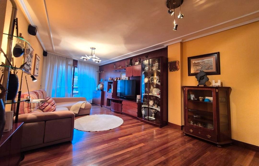 Sala d'estar de Pis en venda en Santurtzi  amb Calefacció, Moblat i Balcó