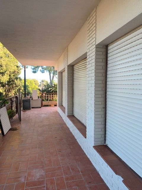 Vista exterior de Planta baixa en venda en Castelldefels amb Jardí privat, Terrassa i Traster