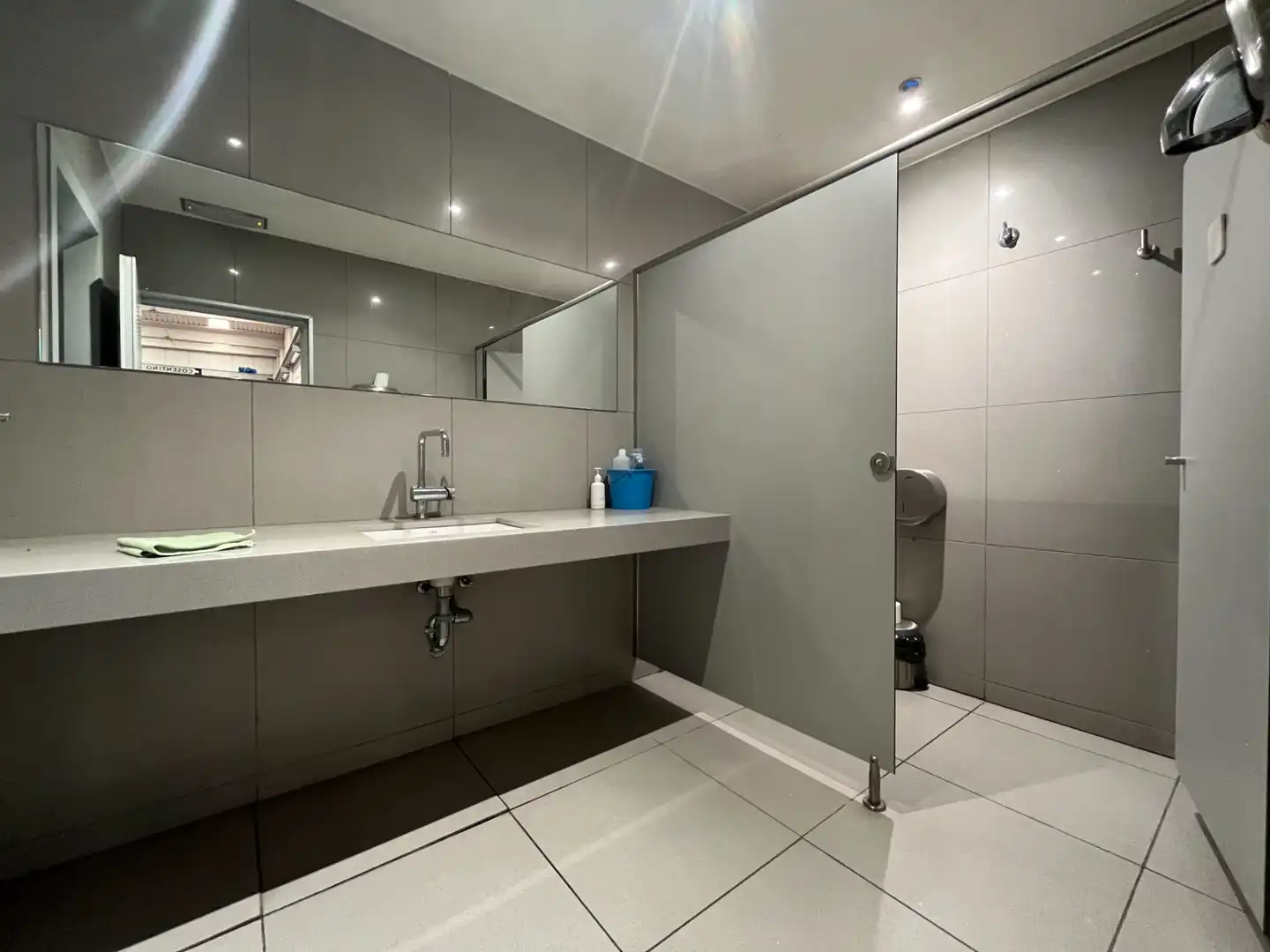 Baño de Nave industrial en venta en Salt con Calefacción y Alarma