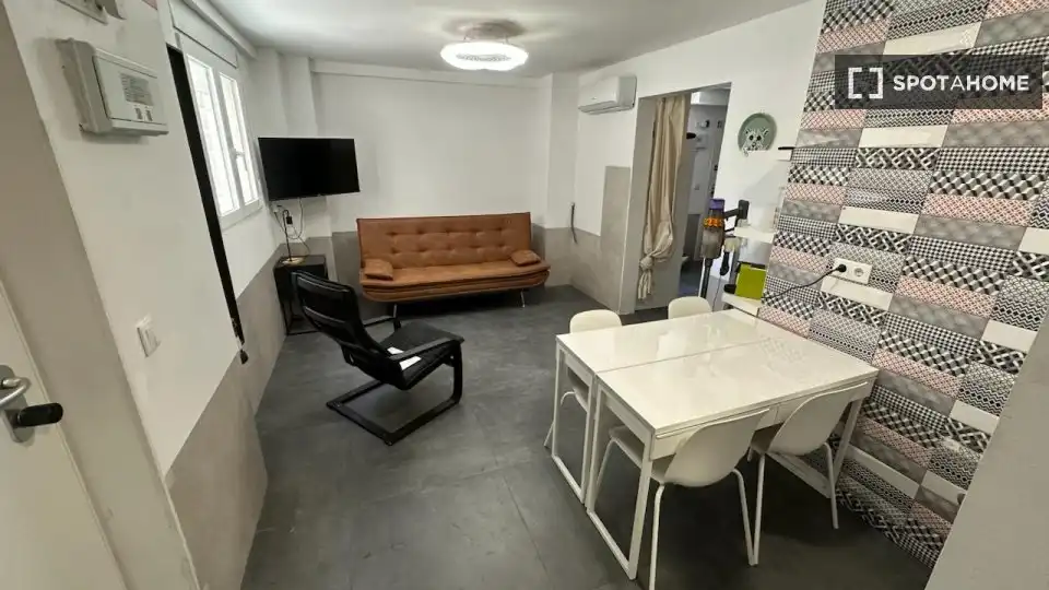 Flat for rent in Valencia  with Air Conditioner, Heating and Furnished