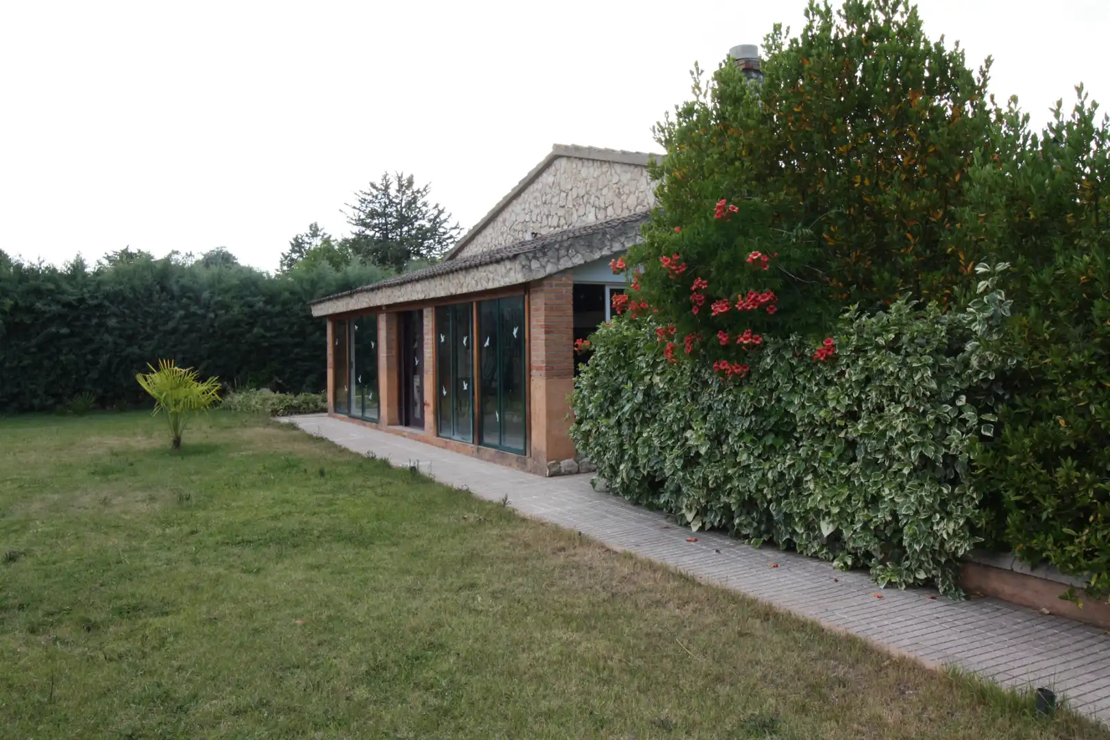Vista exterior de Casa o xalet en venda en Laguna de Duero amb Calefacció, Jardí privat i Terrassa