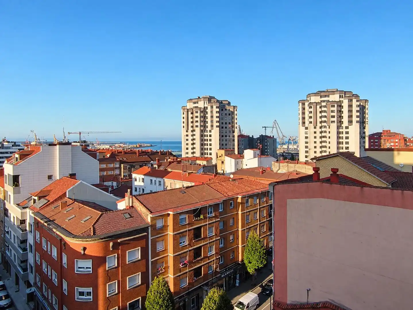 Exterior view of Flat for sale in Oeste