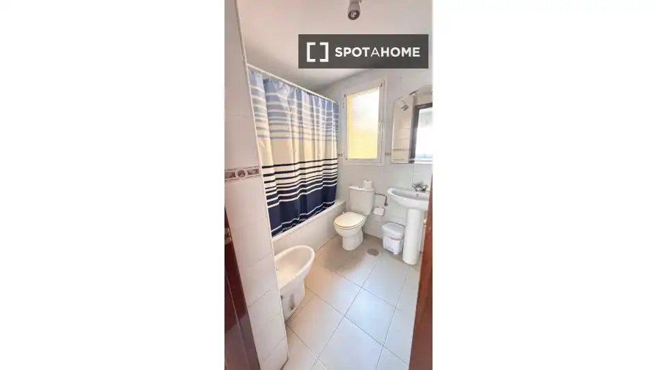 Baño de Piso para compartir en Málaga con Aire acondicionado, Terraza y Amueblado