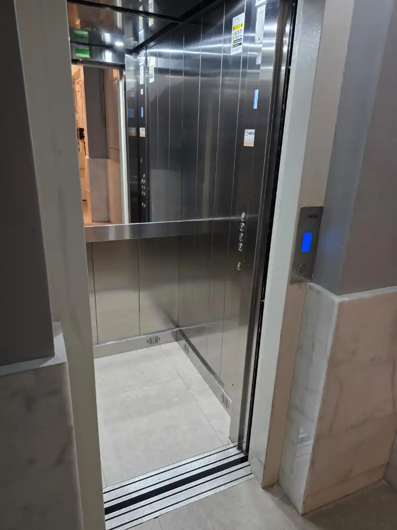 Wohnung zum Verkauf in Barcelona mit Klimaanlage, Parkett und Balkon