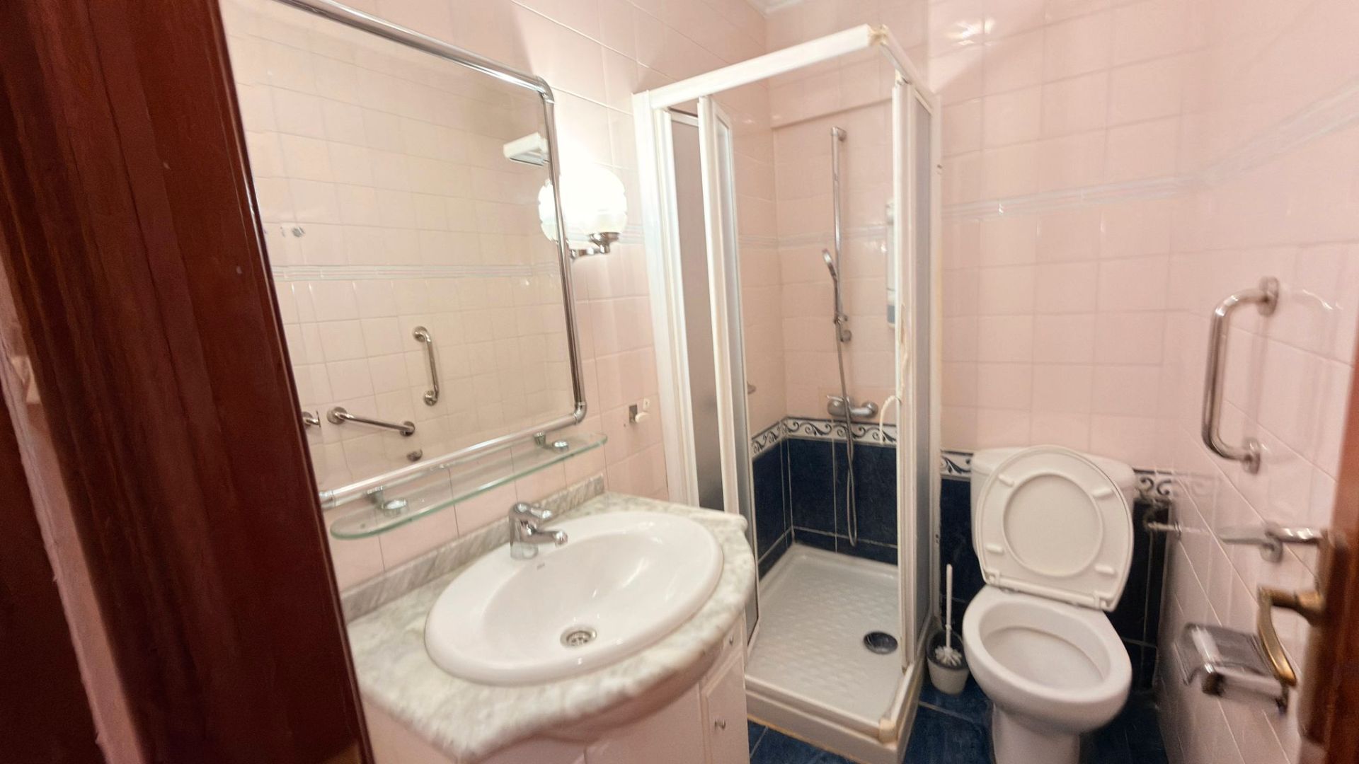 Bany de Pis en venda en Bilbao  amb Calefacció, Terrassa i Moblat