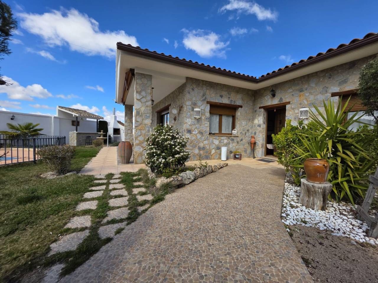 Exterior view of House or chalet for sale in Alatoz  with Air Conditioner, Heating and Private garden