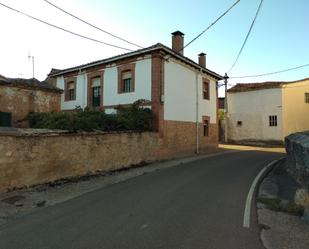 Vista exterior de Casa adosada en venda en Olmos de Ojeda amb Balcó