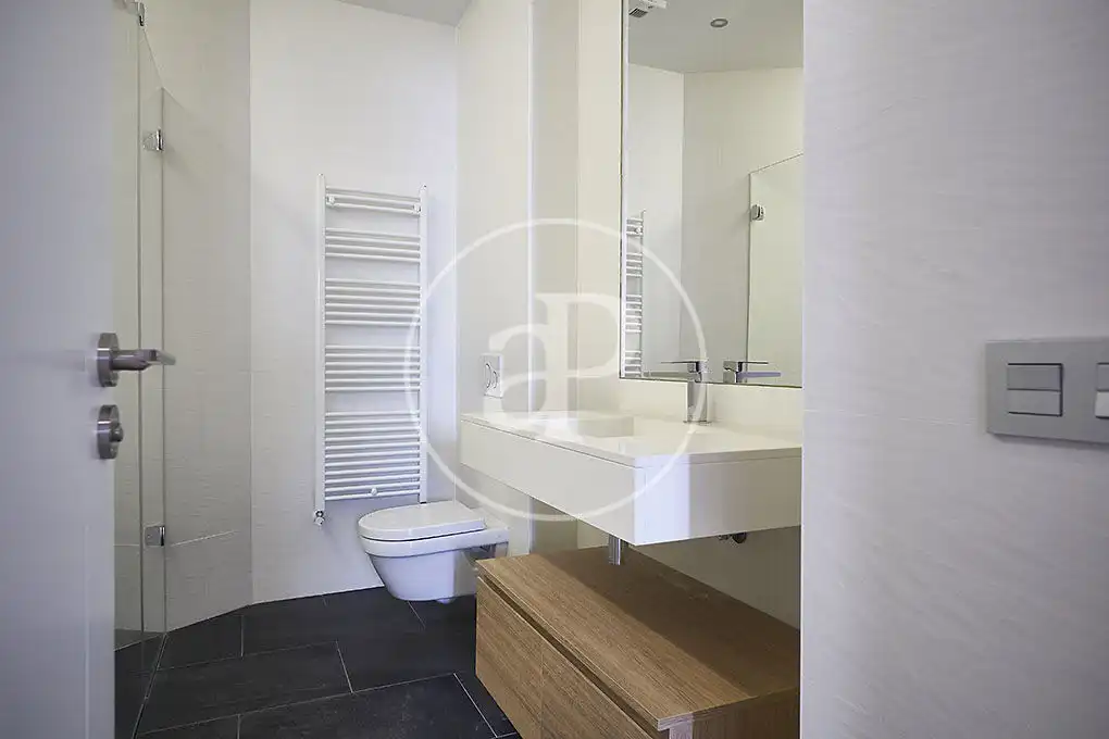 Badezimmer von Wohnung zur Miete in Madrid mit Klimaanlage, Heizung und Abstellraum