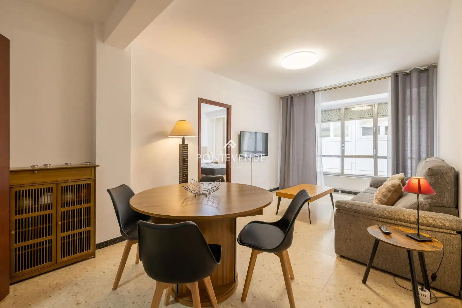 Sala d'estar de Pis en venda en Pontevedra Capital  amb Calefacció, Terrassa i Moblat