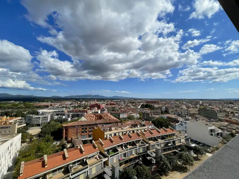 Vista exterior de Pis en venda en Figueres amb Aire condicionat, Calefacció i Terrassa