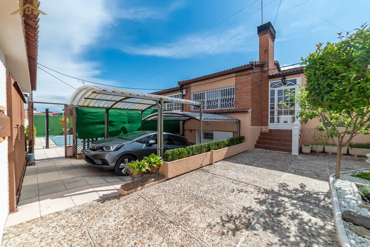 Vista exterior de Casa o xalet en venda en El Álamo amb Calefacció, Jardí privat i Terrassa