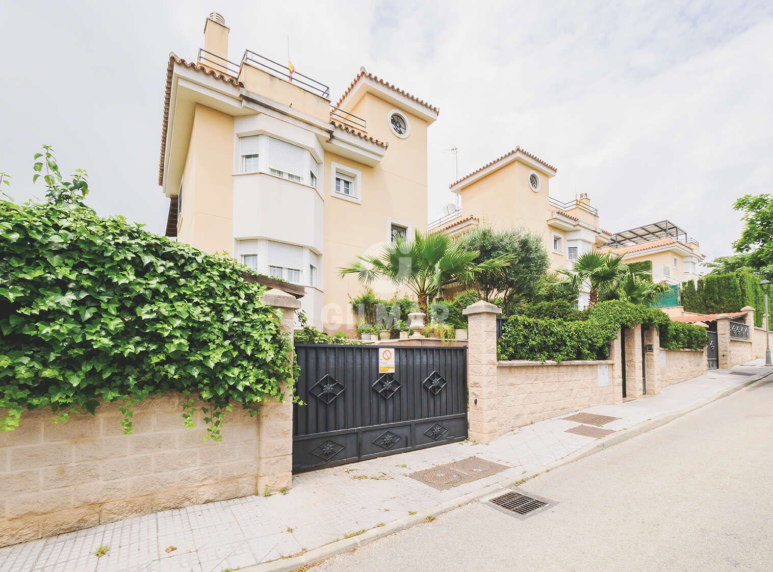 Exterior view of House or chalet for sale in  Madrid Capital  with Swimming Pool