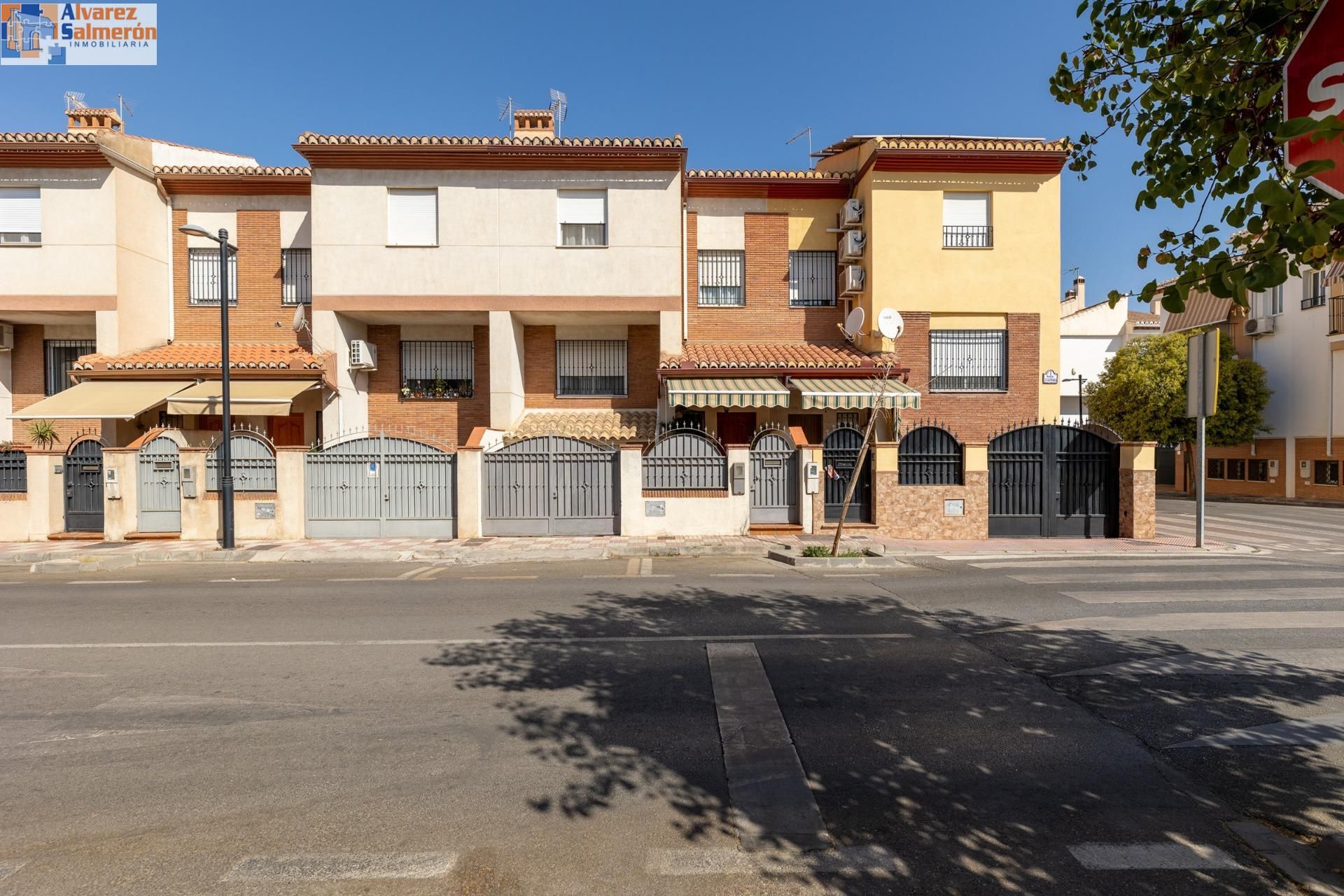 Vista exterior de Casa adosada en venda en Armilla amb Calefacció i Traster