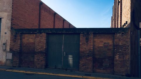 Estupendo solar residencial con salida a dos calles, situado en la mejor zona de la población, ideal para construir su casa unifam