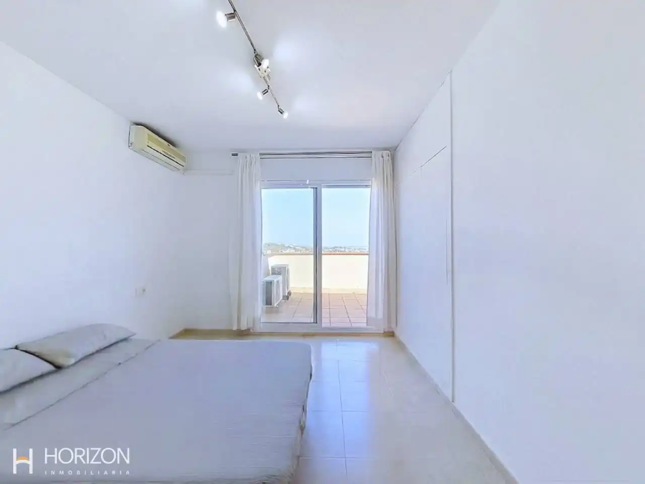 Habitación de Casa adosada en venta en Calafell con Aire acondicionado, Calefacción y Jardín privado