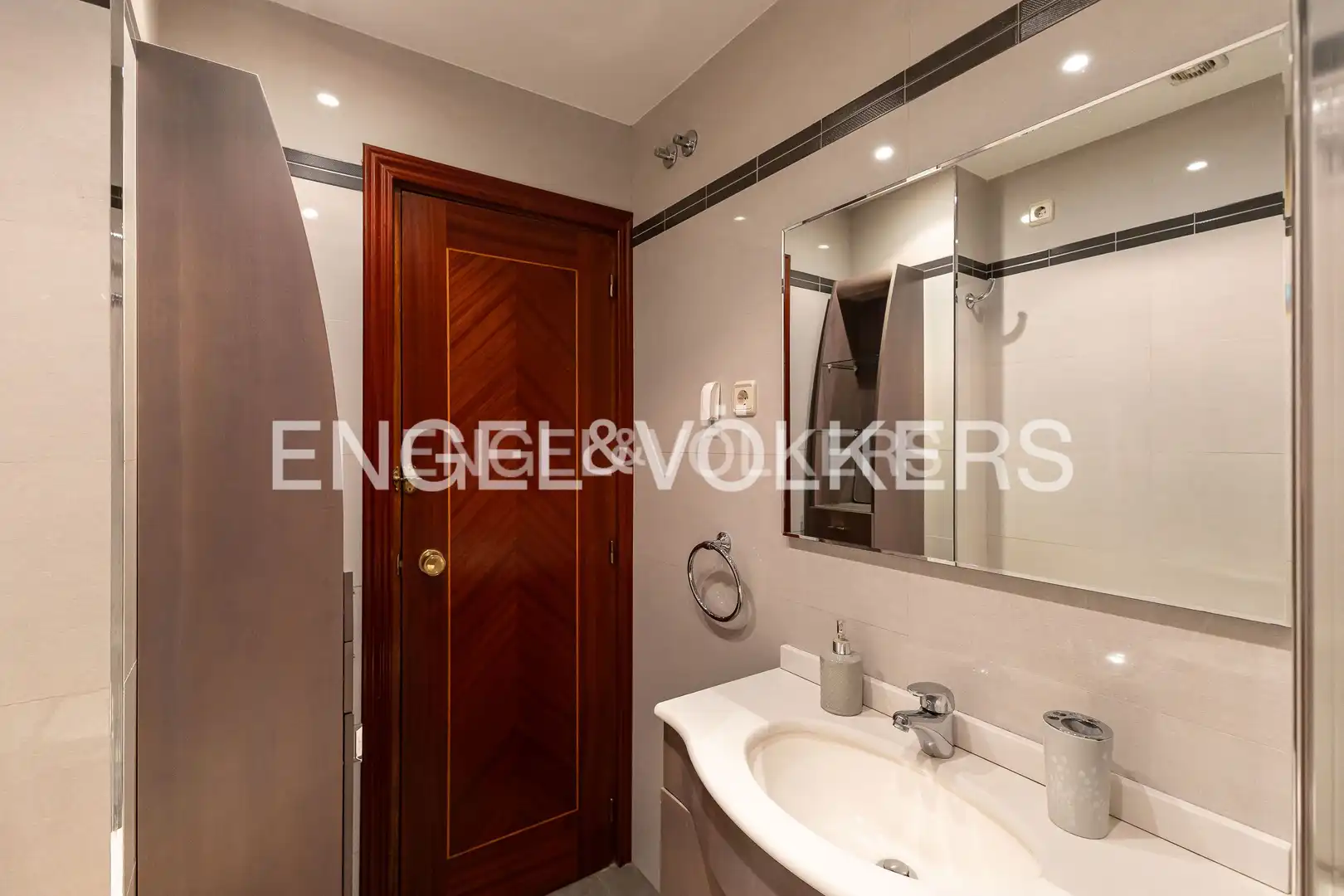 Bathroom of Flat for rent in Madrid  with Air Conditioner, Heating and Parquet flooring