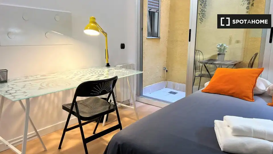 Bedroom of Flat for share in Barcelona  with Air Conditioner, Heating and Furnished