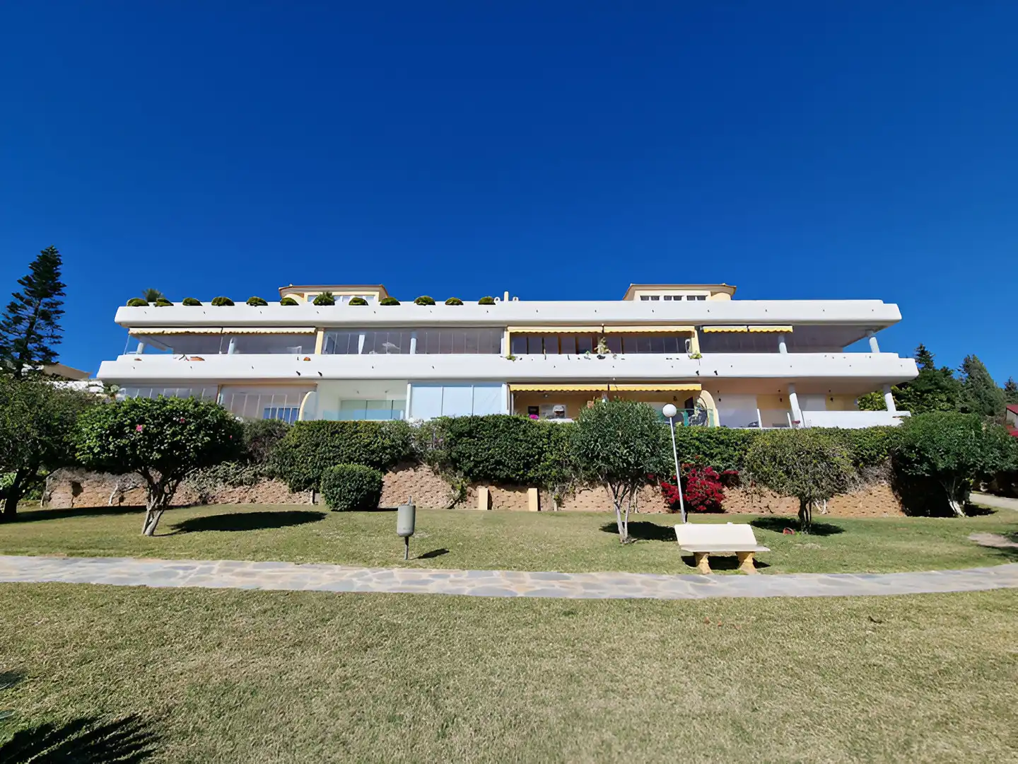 Vista exterior de Planta baixa en venda en Marbella amb Aire condicionat, Terrassa i Piscina