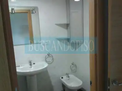 Badezimmer von Wohnungen zur Miete in  Logroño mit Heizung, Parkett und Abstellraum