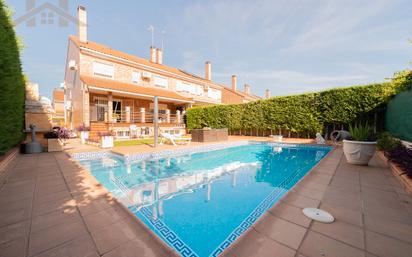 Swimming pool of Single-family semi-detached for sale in Villanueva de la Cañada  with Air Conditioner, Terrace and Swimming Pool
