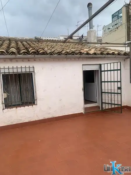 Vista exterior de Casa o xalet en venda en Linares amb Terrassa i Balcó