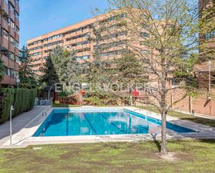 Swimming pool of Apartment to rent in  Madrid Capital  with Air Conditioner, Heating and Private garden