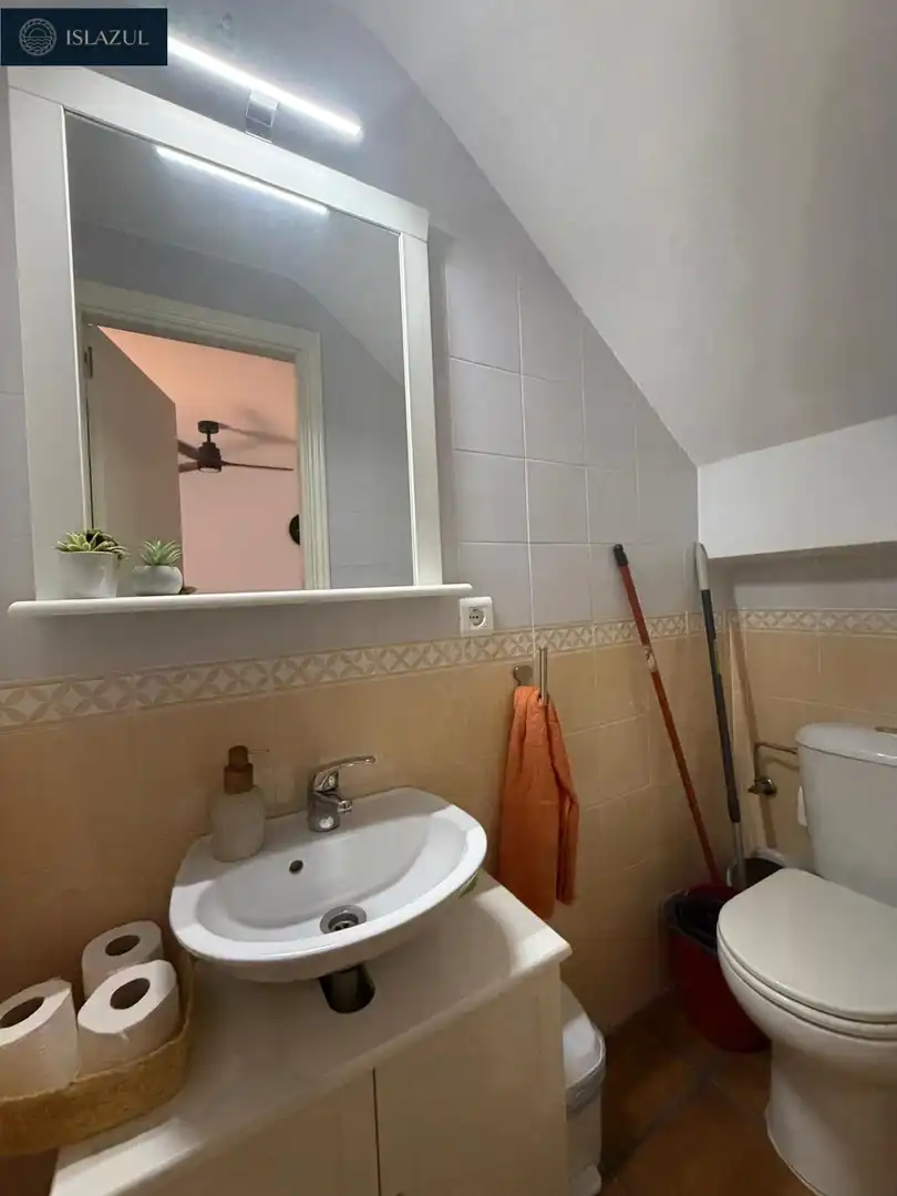 Badezimmer von Maisonette zum Verkauf in Islantilla mit Klimaanlage, Heizung und Privatgarten