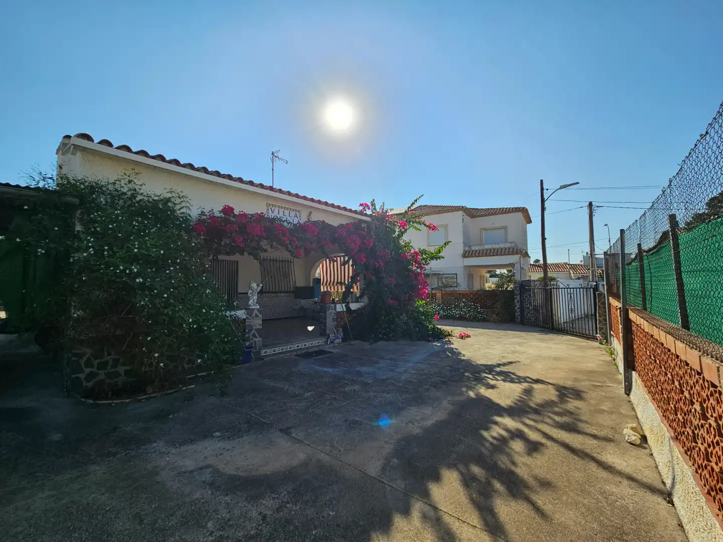 Vista exterior de Casa o xalet en venda en Oliva amb Jardí privat, Piscina i Moblat
