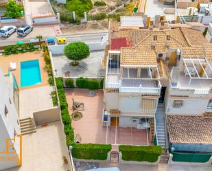 Vista exterior de Planta baixa en venda en Torrevieja amb Aire condicionat, Jardí privat i Moblat