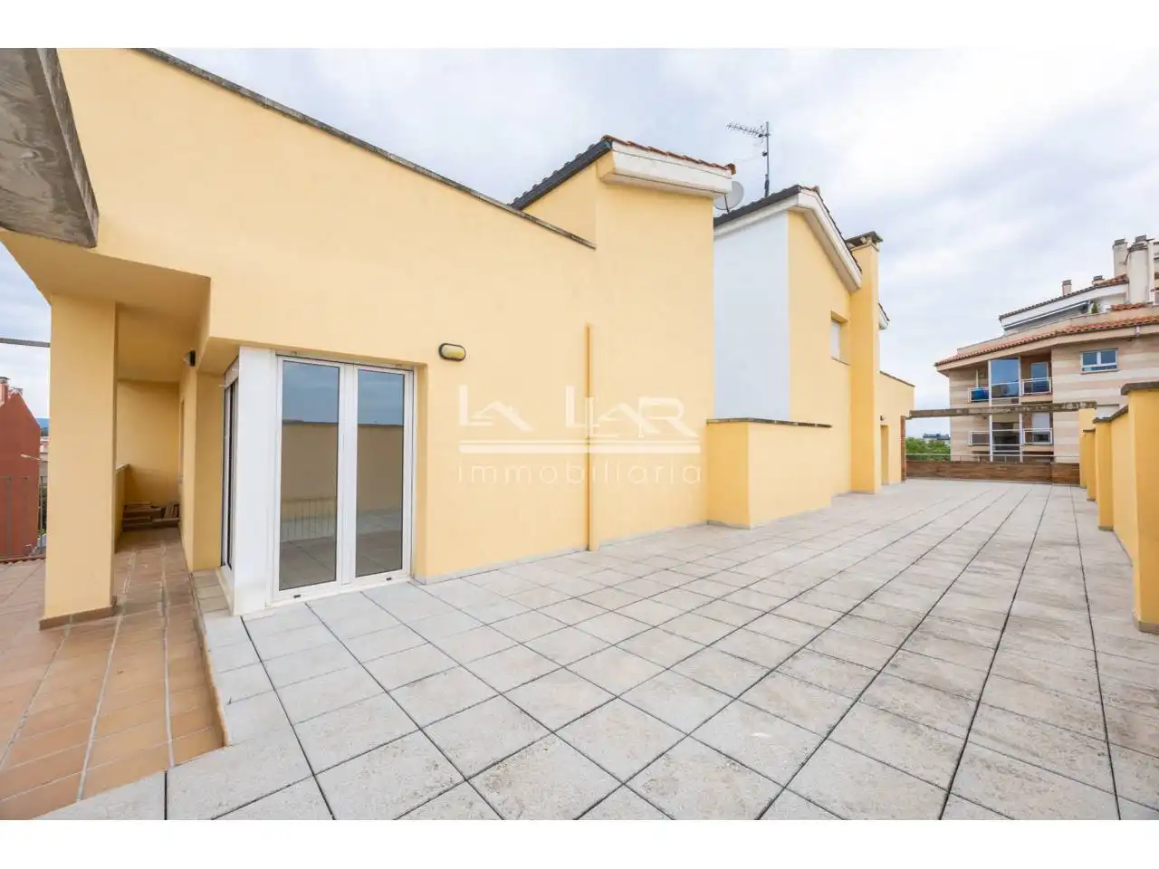 Vista exterior de Ático en venta en Vic con Calefacción, Terraza y Trastero