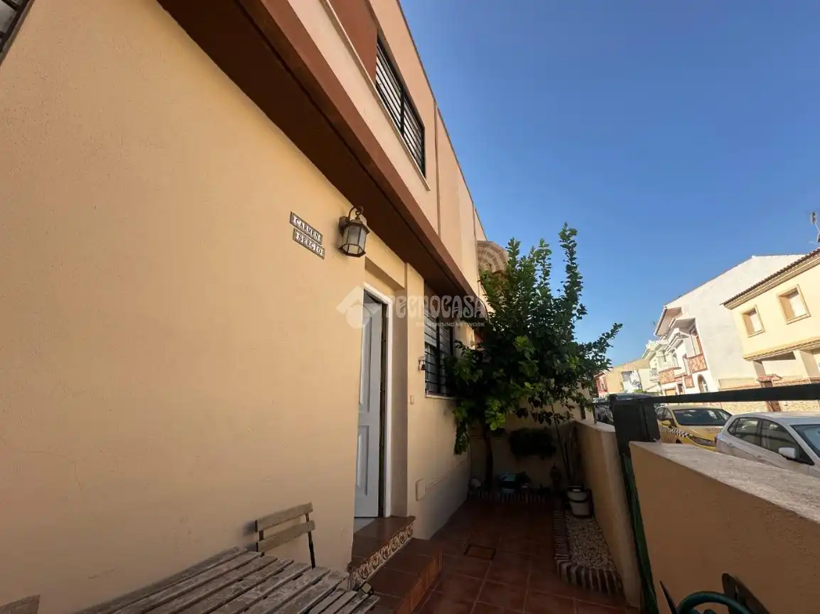 Vista exterior de Casa adosada en venda en Málaga amb Aire condicionat i Traster