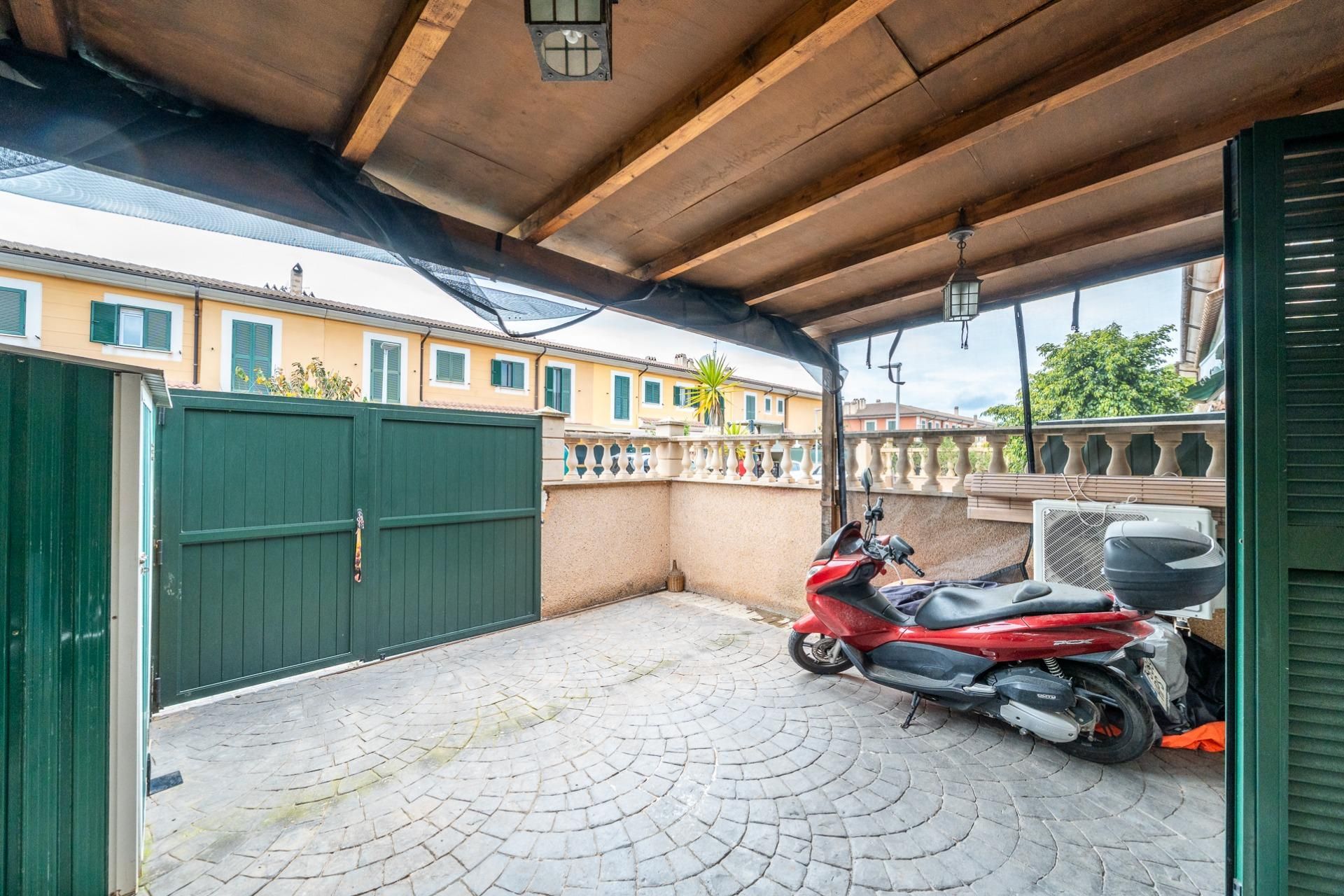 Vista exterior de Casa adosada en venda en  Palma de Mallorca amb Calefacció, Jardí privat i Terrassa