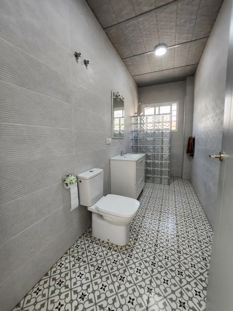 Baño de Casa o chalet en venta en Alcalá de Guadaira con Aire acondicionado, Calefacción y Jardín privado