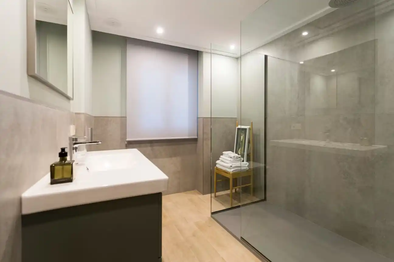 Bany de Apartament de lloguer en Alicante / Alacant amb Aire condicionat, Calefacció i Parquet