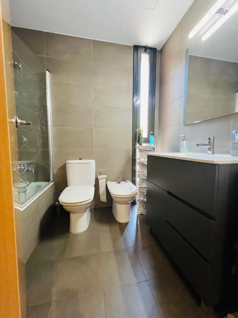 Baño de Casa adosada en venta en Reus con Aire acondicionado, Calefacción y Jardín privado