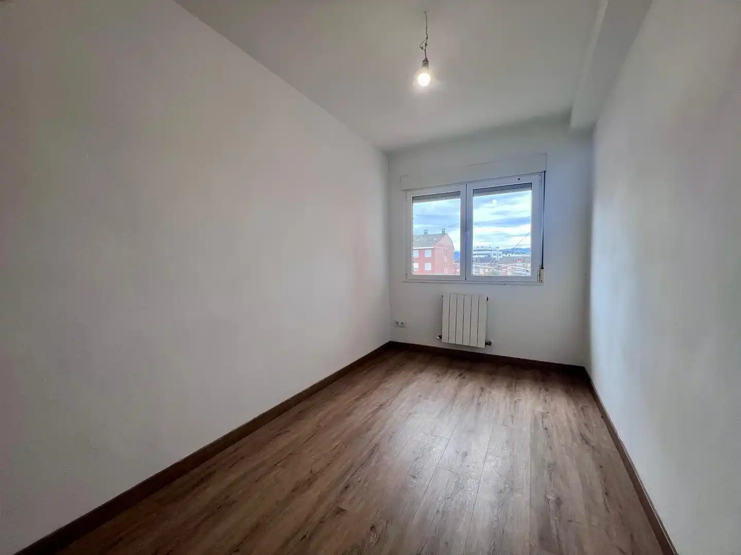 Dormitori de Pis en venda en Oviedo  amb Calefacció i Parquet