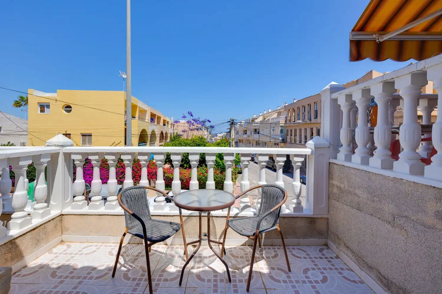 Terrasse von Einfamilien-Reihenhaus zum Verkauf in Torrevieja mit Terrasse, Balkon und Gemeinschaftspool