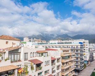 Vista exterior de Àtic en venda en Marbella amb Aire condicionat i Terrassa