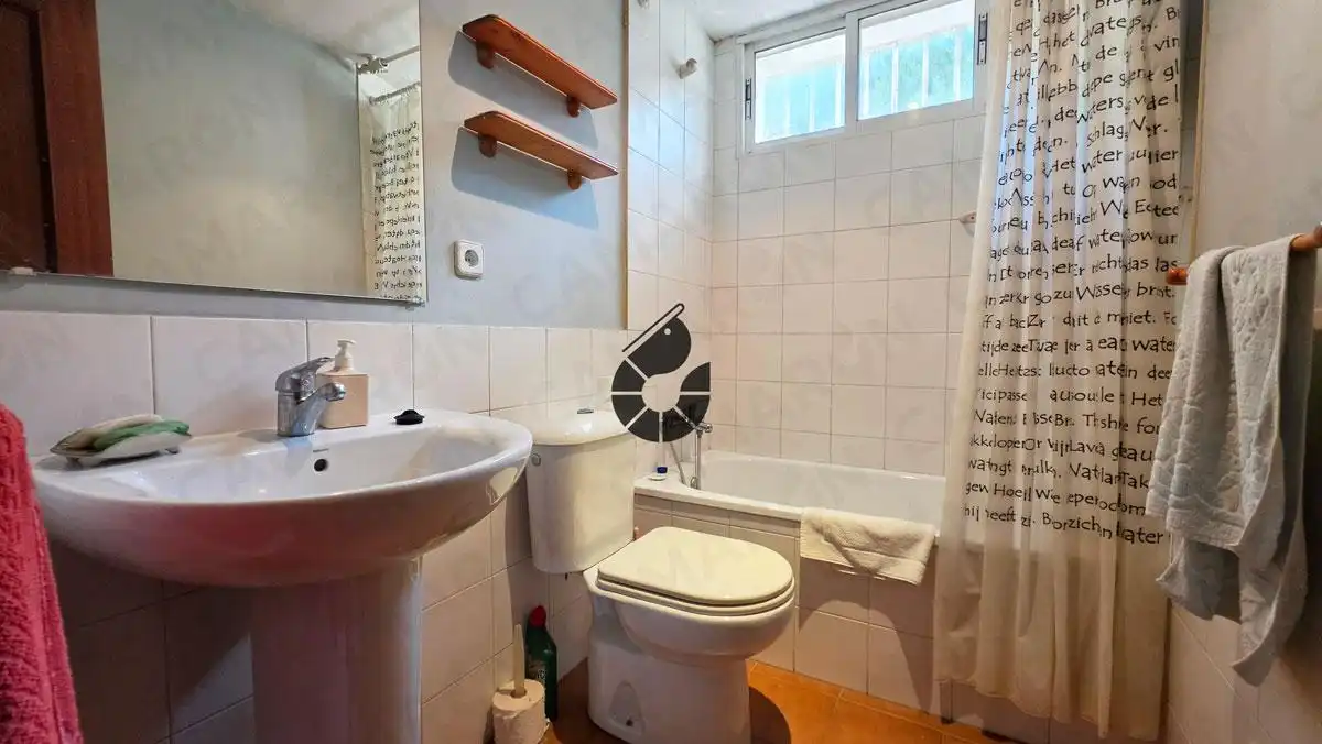 Baño de Casa adosada en venta en Mairena del Aljarafe con Aire acondicionado, Jardín privado y Trastero
