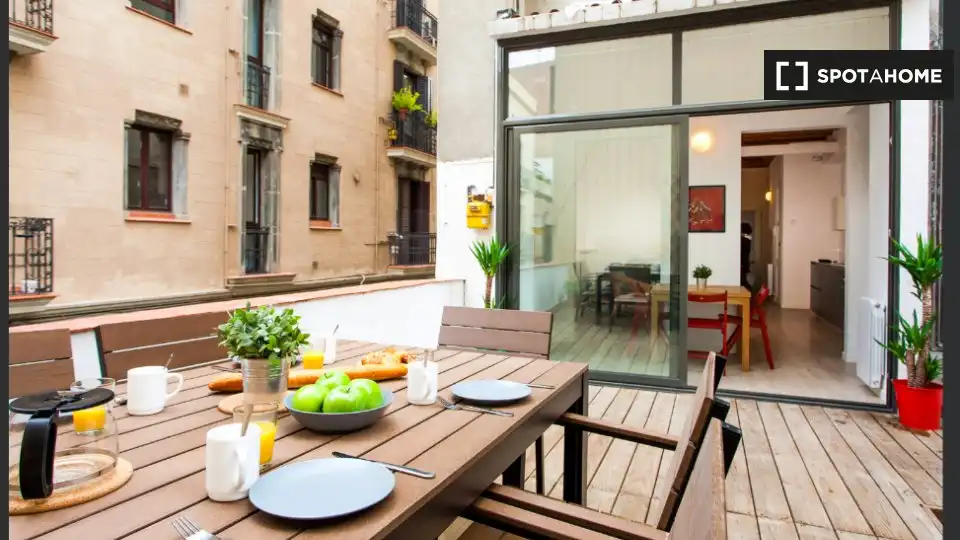 Flat with terrace to rent in Gràcia
