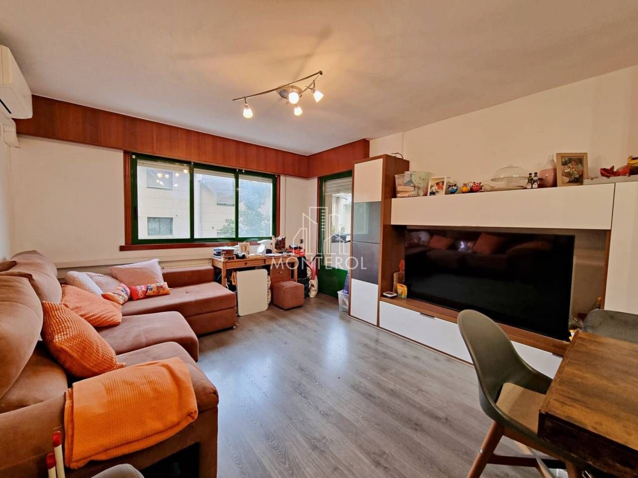 Living room of Flat for sale in Montcada i Reixac  with Air Conditioner, Heating and Parquet flooring