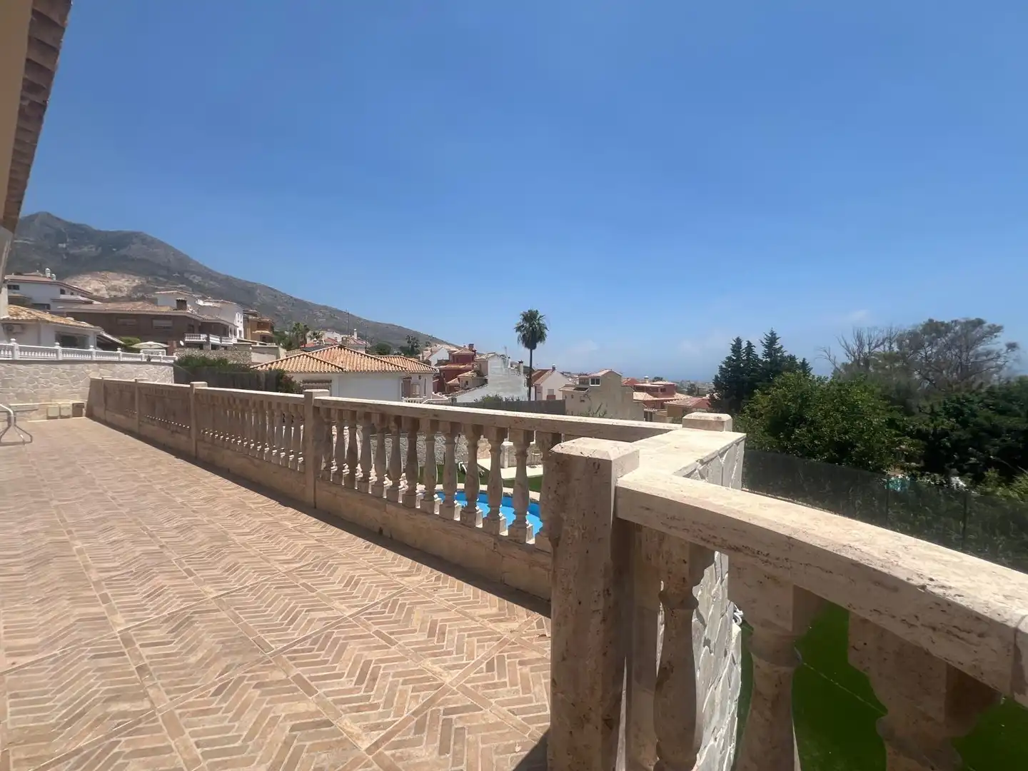 Vista exterior de Casa o xalet en venda en Benalmádena amb Aire condicionat, Jardí privat i Terrassa
