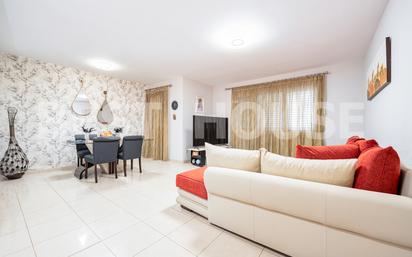 Sala d'estar de Casa adosada en venda en Telde amb Terrassa