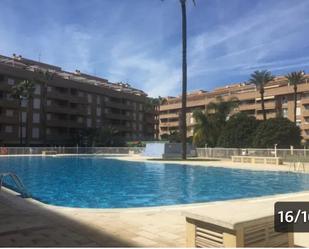 Piscina de Pis de lloguer en Dénia amb Aire condicionat, Terrassa i Balcó