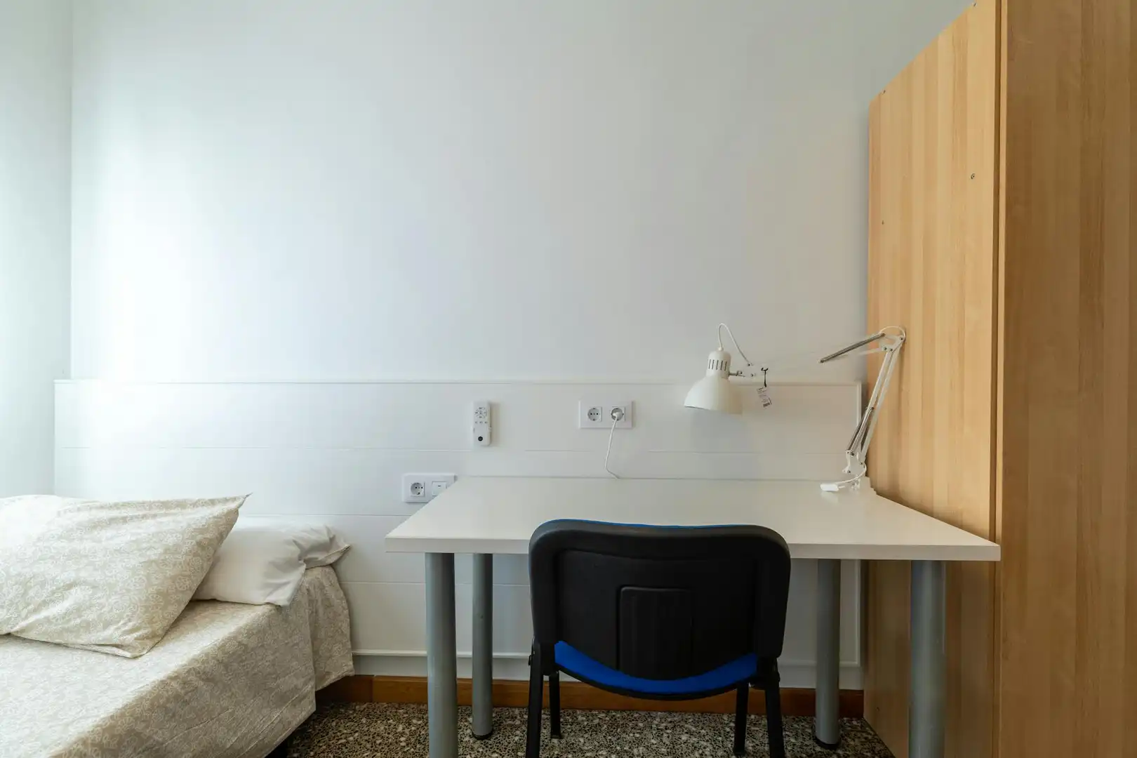 Schlafzimmer von Wohnung zur untervermieten in Valencia mit Waschmaschine