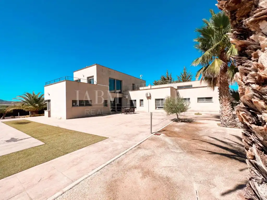 Jardí de Casa o xalet en venda en Yecla amb Aire condicionat, Calefacció i Jardí privat
