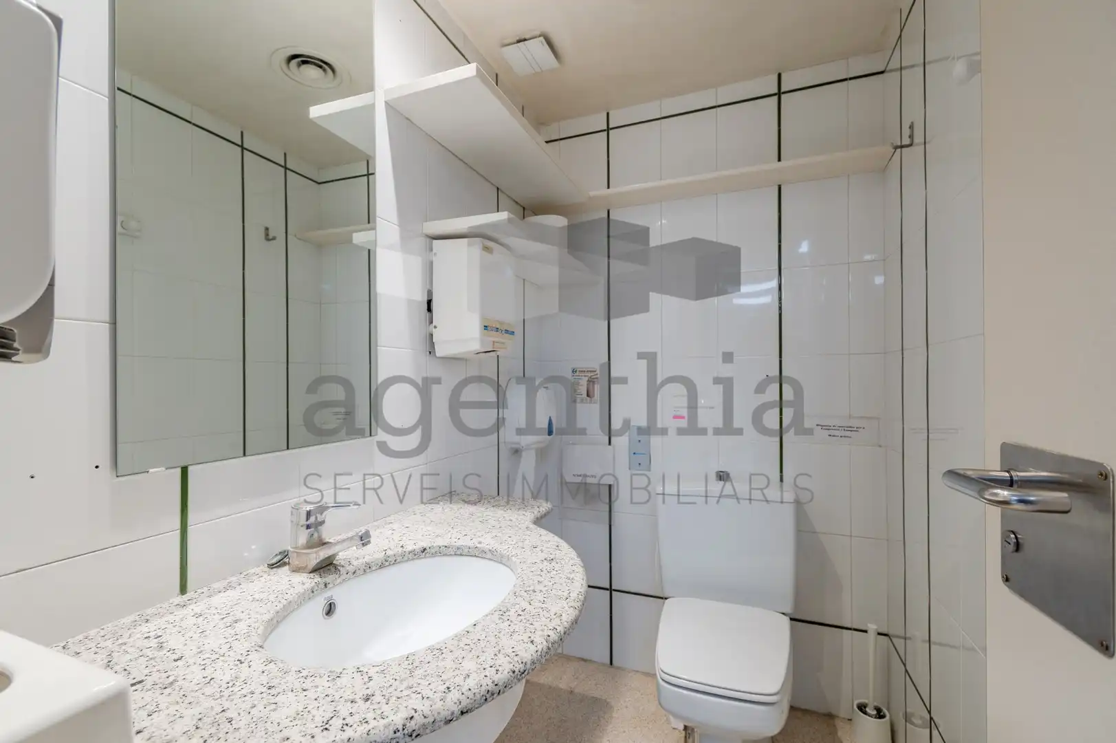 Badezimmer von Geschaftsraum zum Verkauf in Girona mit Klimaanlage